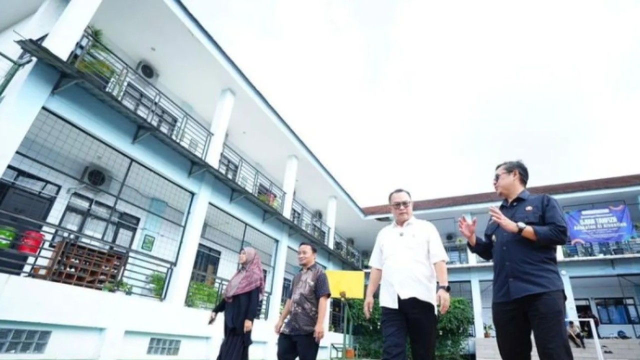 Kepala Badan Riset dan Inovasi Nasional (BRIN) Arif Satria mengunjungi Firoos Ghatfaan Ramadhan (14), siswa kelas 8 SMP atas prestasinya di bidang keamanan siber di SMP IT Aalamy Subang, Jawa Barat, Kamis (30/4/2026). ANTARA/HO-BRIN (Antara)