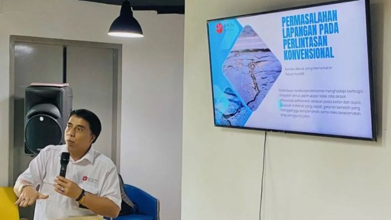 Peneliti Pusat Riset Komposit dan Biomaterial BRIN Ade Sholeh Hidayat memaparkan inovasi material pelat karet Rubber Crossing Plate (RCP) sebagai inovasi untuk meningkatkan keselamatan perlintasan kereta api sebidang. (ANTARA/HO-BRIN) (Antara)