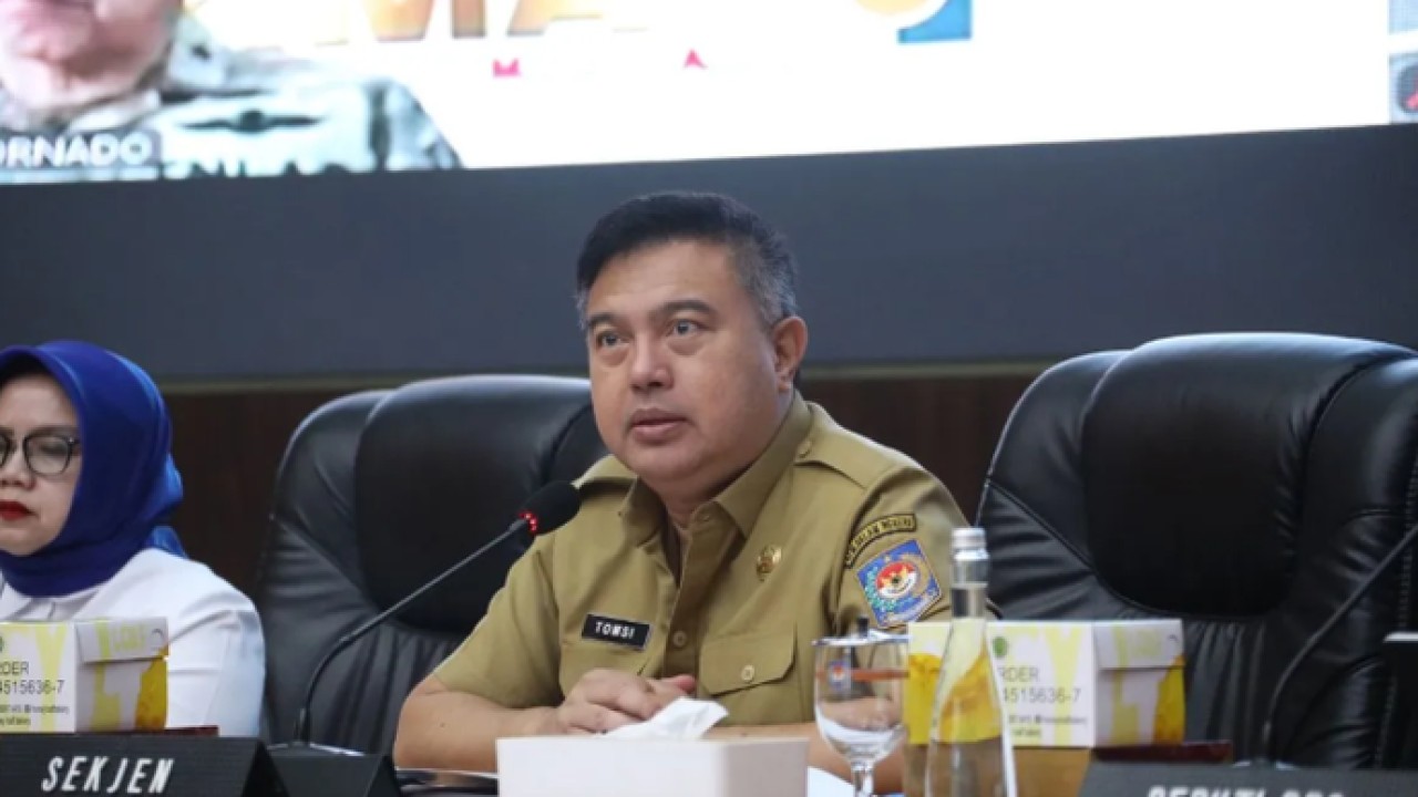 Sekretaris Jenderal Kementerian Dalam Negeri, Tomsi Tohir, meminta Perum Bulog mempercepat sekaligus memperluas distribusi minyak goreng ke kawasan Indonesia timur guna menjaga ketersediaan pasokan dan stabilitas harga kebutuhan pokok di daerah. (Antara)