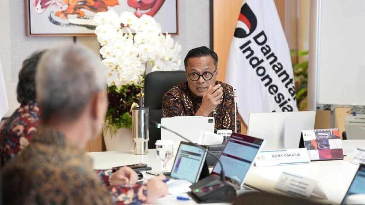 Kepala BP BUMN sekaligus COO Danantara, Dony Oskaria, bertemu dengan Direktur Strategic Business Development & Portfolio PT Telkom Indonesia, Seno Soemadji, untuk membahas perkembangan pelaksanaan streamlining dan transformasi bisnis Telkom Group.