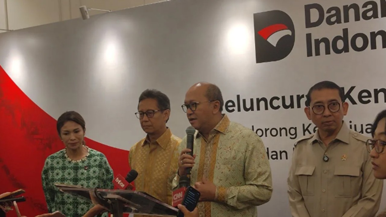 CEO Danantara Indonesia Rosan Roeslani (tengah) bersama Menteri Kesehatan Budi Gunadi Sadikin (kedua kiri), Menteri Kebudayaan Fadli Zon (kedua kanan), dan Ketua Danantara Indonesia Trust Nuraini Razak (kiri) memberikan keterangan kepada pers usai penandatanganan nota kesepahaman kemitraan strategis Danantara Indonesia Trust dengan sejumlah mitra di Jakarta, Senin (25/5/2026). ANTARA/Aria Ananda. (Antara)