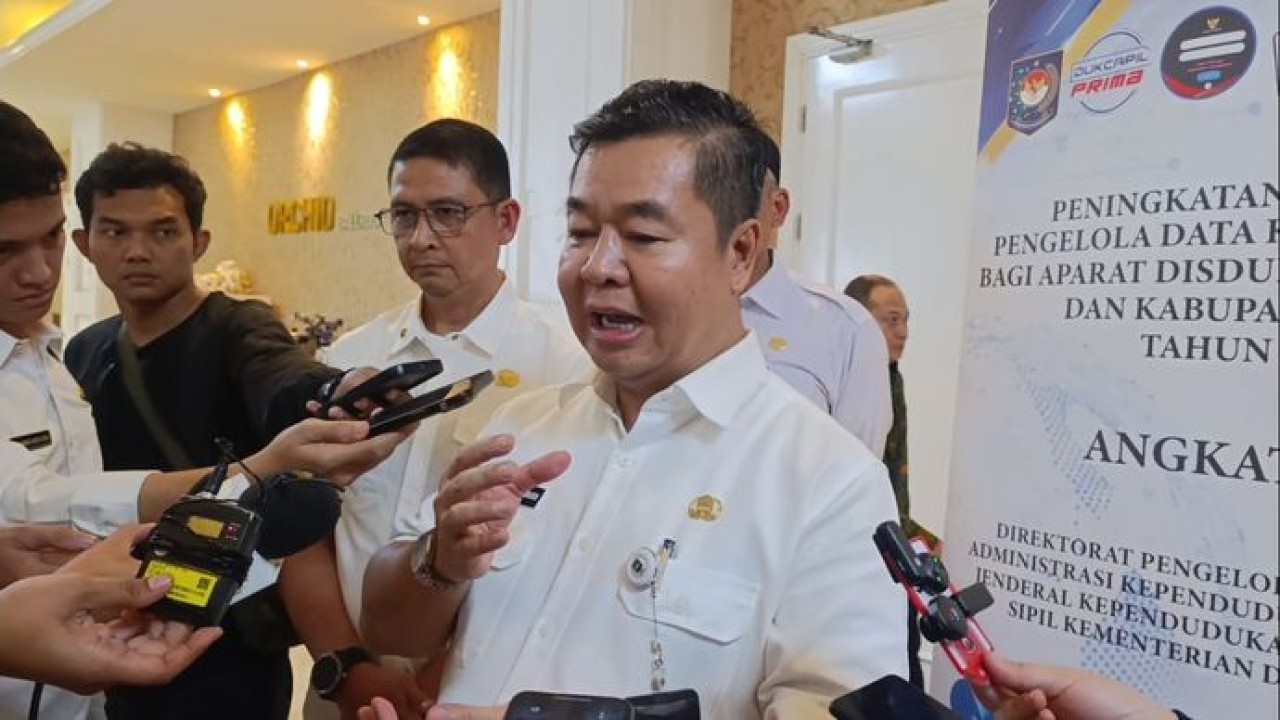 Direktur Jenderal Kependudukan dan Pencatatan Sipil (Dukcapil) Kemendagri , Teguh Setyabudi, secara resmi membuka agenda Bimbingan Teknis (Bimtek) Peningkatan Kapasitas Pengelola Data Kependudukan di Hotel Savero, Margonda, Depok, Rabu (6/5/2026). ((Dukcapil) Kemendagri)
