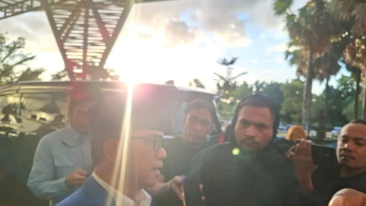 Menteri Desa dan Pembangunan Daerah Tertinggal RI Yandri Susanto saat diwawancarai di Kupang, Jumat (15/6). ANTARA/Kornelis Kaha (Antara)