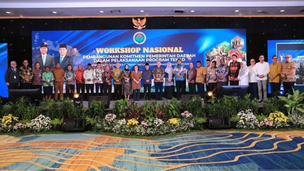 Menteri Desa dan Pembangunan Daerah Tertinggal (Mendes PDT) Yandri Susanto (tengah, kopiah hitam) berwafoto dengan para peserta dan pembicara dalam pembukaan acara (Antara)