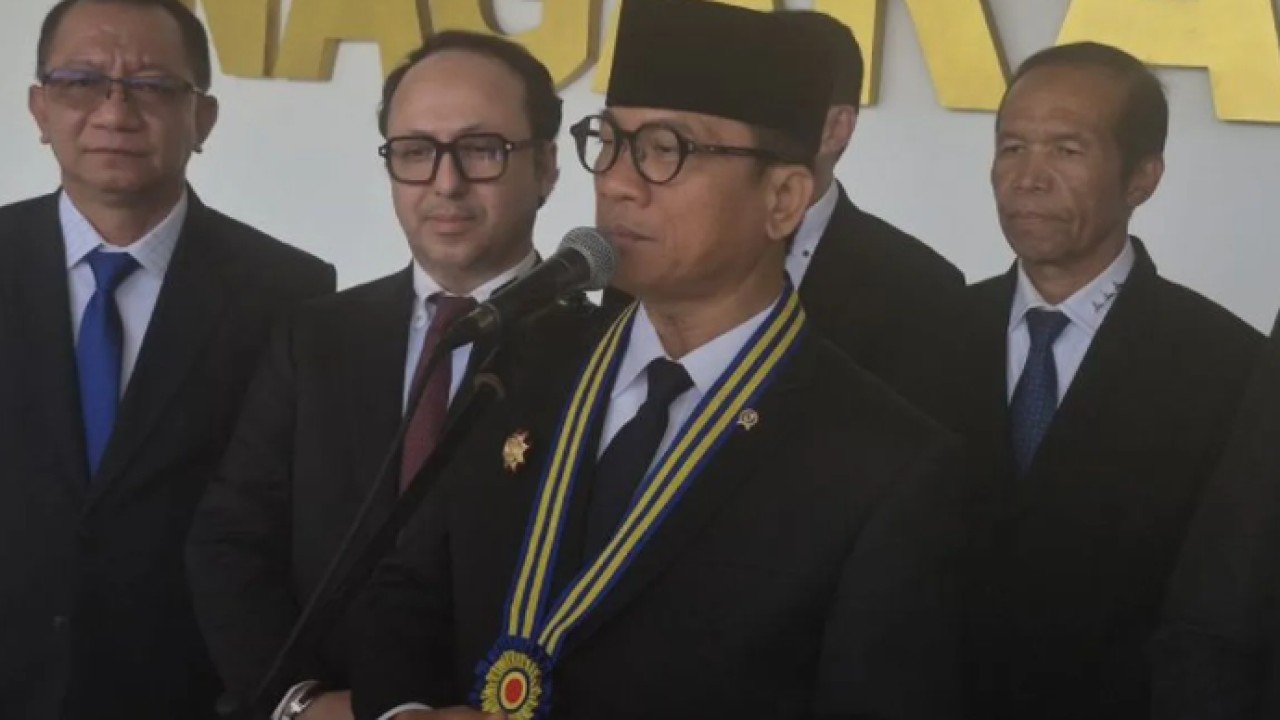Menteri Desa dan Pembangunan Daerah Tertinggal, Yandri Susanto, saat diwawancarai oleh media di Kampus Institut Pendidikan Dalam Negeri (IPDN) Jatinangor, Sumedang, Jawa Barat, pada Kamis (21/5/2026). ANTARA/Ilham Nugraha. (Antara)