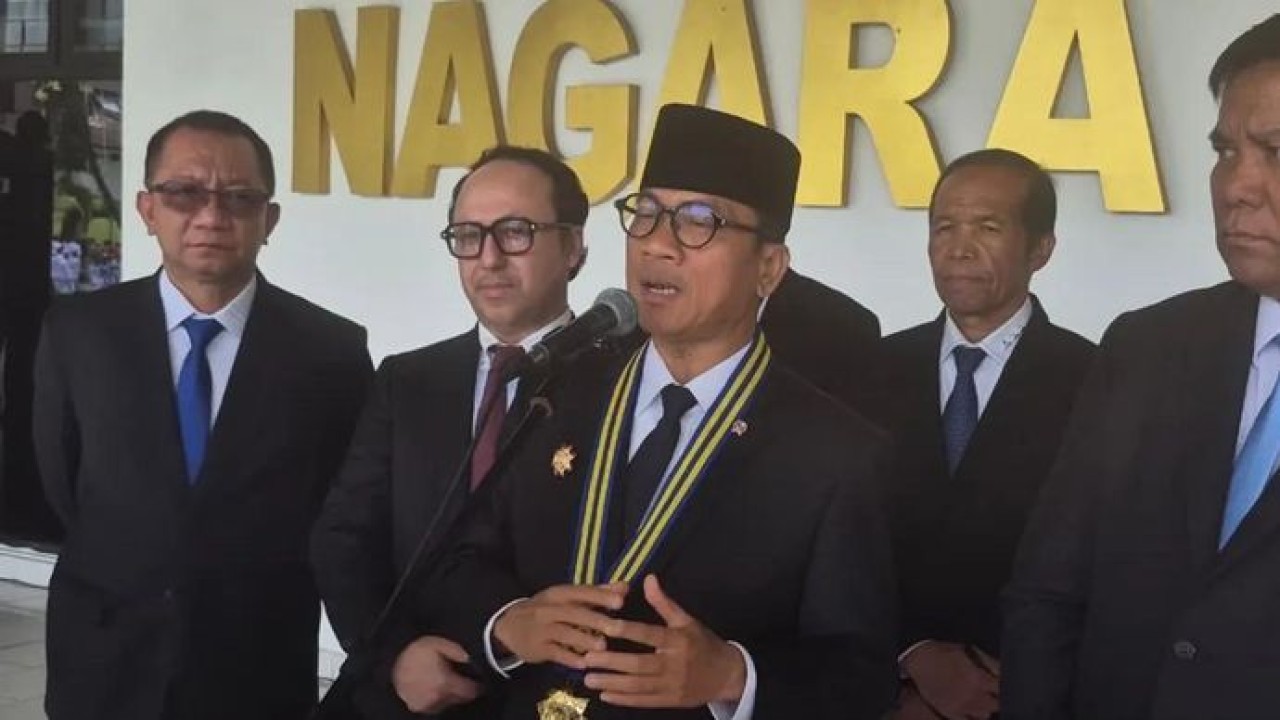 Menteri Desa dan Pembangunan Daerah Tertinggal, Yandri Susanto, saat diwawancarai oleh media di Kampus Institut Pendidikan Dalam Negeri (IPDN) Jatinangor, Sumedang, Jawa Barat, pada Kamis 21 Mei 2026. ANTARA/Ilham Nugraha. (Antara)