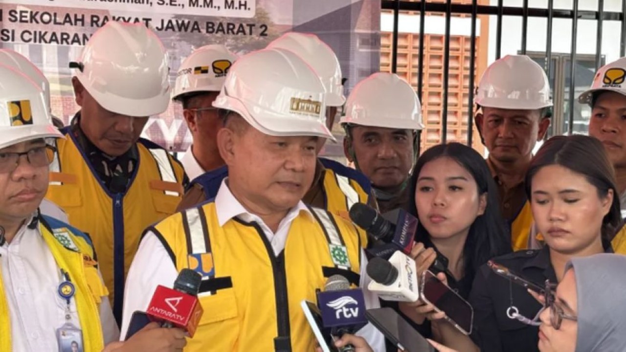Kepala Staf Kepresidenan (KSP) Jenderal TNI (Purn.) Dudung Abdurachman menjawab pertanyaan wartawan usai peninjauan pembangunan Sekolah Rakyat di Kabupaten Bekasi, Jawa Barat, Senin (18/5/2026). (Foto: ANTARA/Prisca Triferna Violleta)