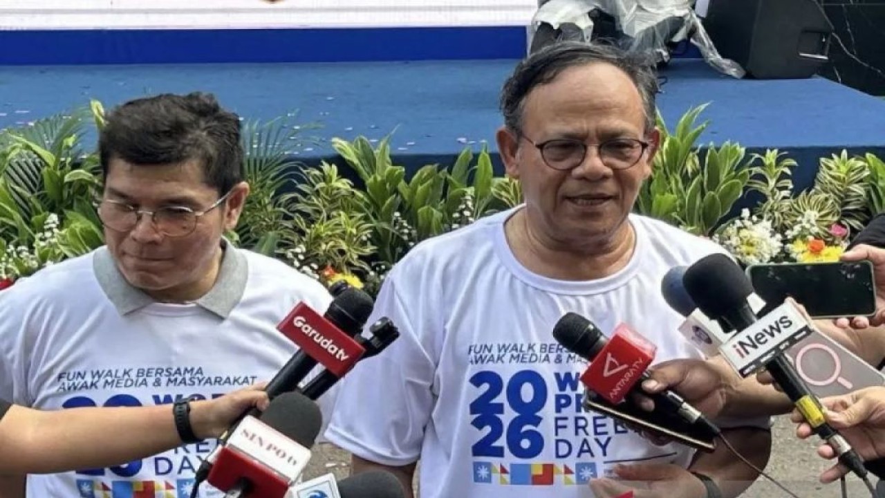 Ketua Dewan Pers Komaruddin Hidayat (kanan) dan Direktur Utama Perum LKBN ANTARA Benny Siga Butarbutar saat memberikan keterangan dalam peringatan World Press Freedom Day 2026 di Jakarta, Minggu (10/5/2026). ANTARA/Fianda Sjofjan Rassat/pri.