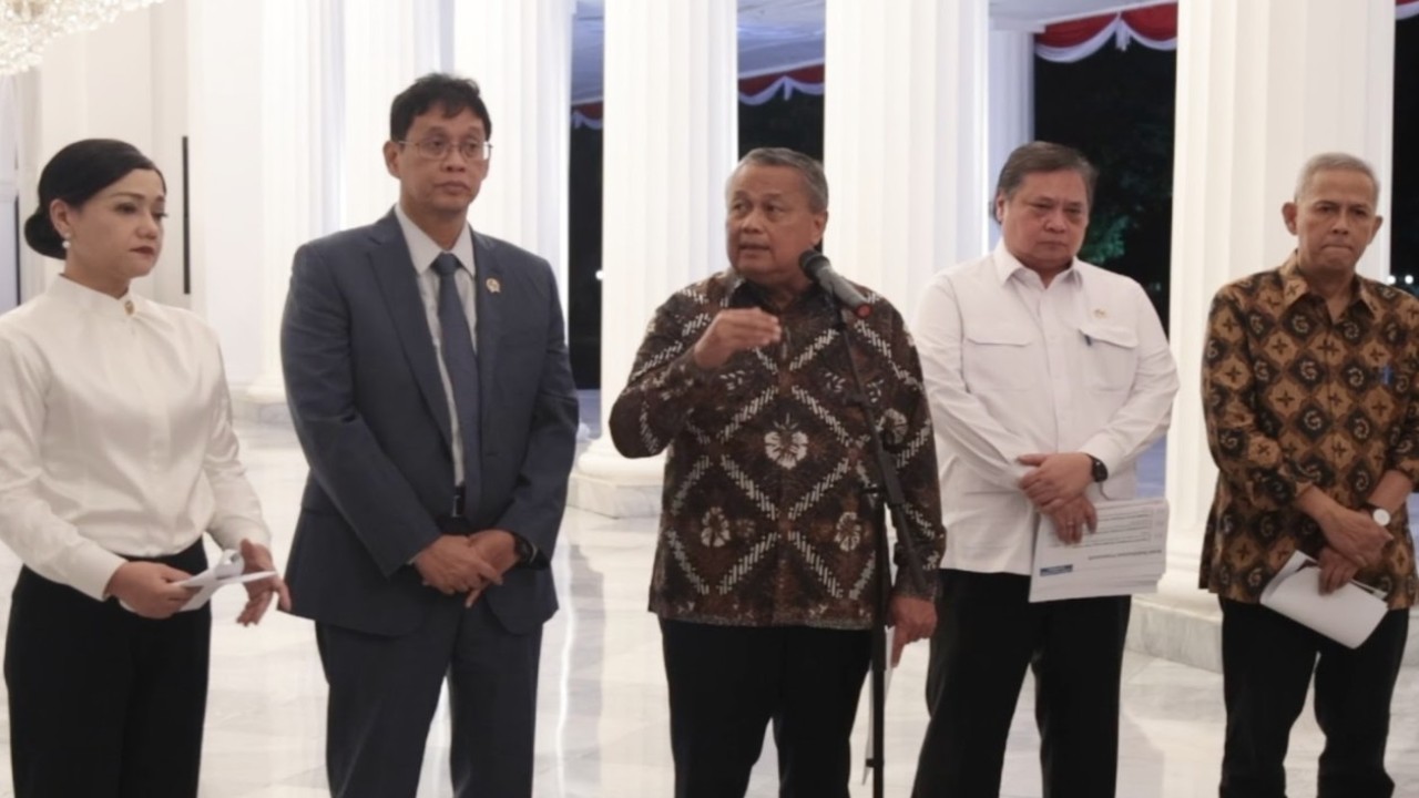 Gubernur Bank Indonesia (BI) Perry Warjiyo (tengah) mengatakan akan menempuh tujuh langkah penting untuk menstabilkan nilai tukar rupiah terhadap dolar AS. (Foto: Dok/Istimewa/Bakom RI)