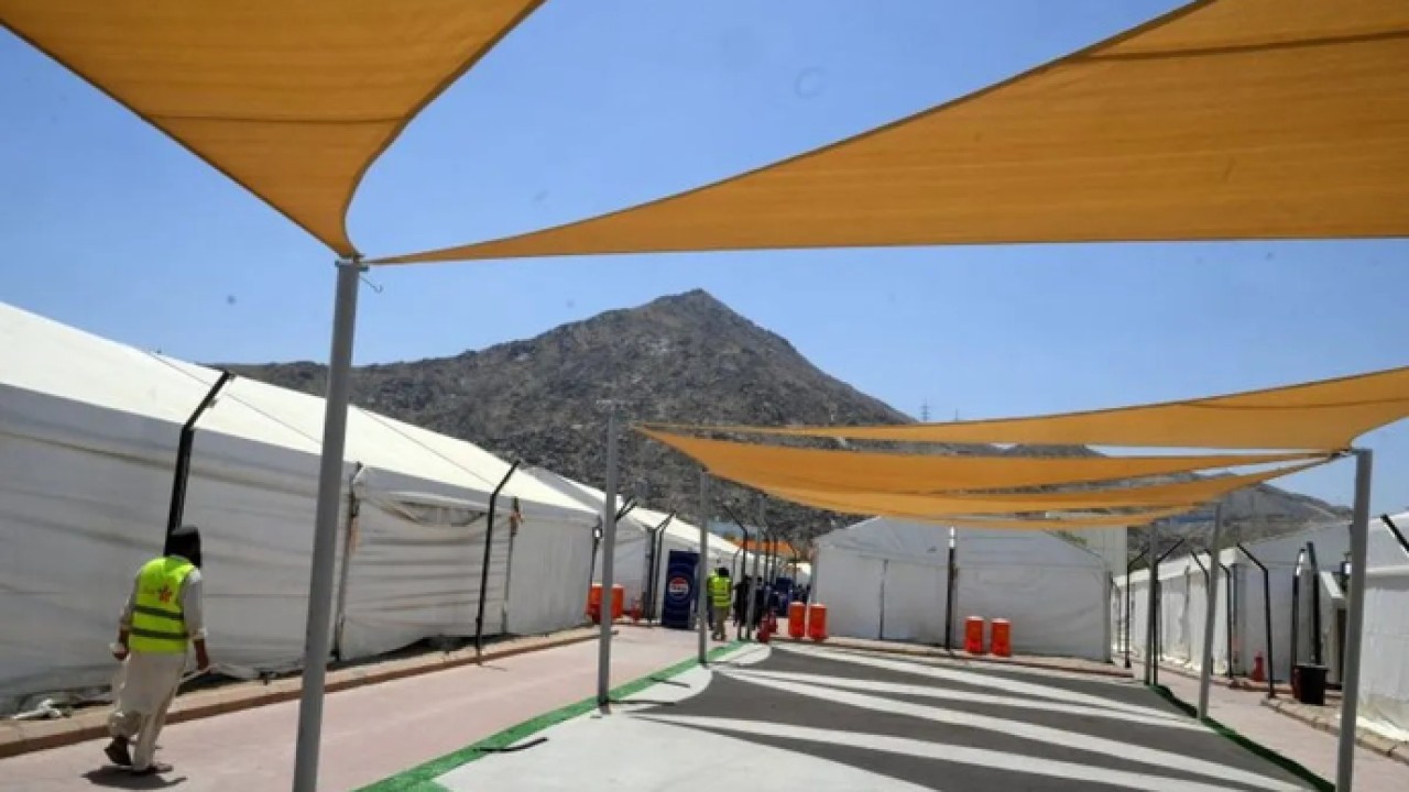 Arsip - Petugas berjalan di kompleks tenda jamaah calon haji Indonesia jelang pelaksanaan wukuf di Arafah, Makkah, Arab Saudi (26/5/2025). (ANTARA FOTO/Andika Wahyu/Spt) (Antara)