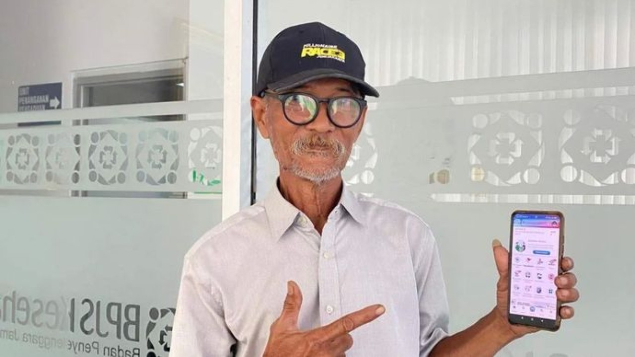 Dian Patriawan, seorang peserta JKN segmen Penerima Pensiun Swasta asal Kecamatan Kalipuro, Kabupaten Banyuwangi menunjukkan aplikasi Mobile JKN. ANTARA/HO-BPJS Kesehatan (Antara)