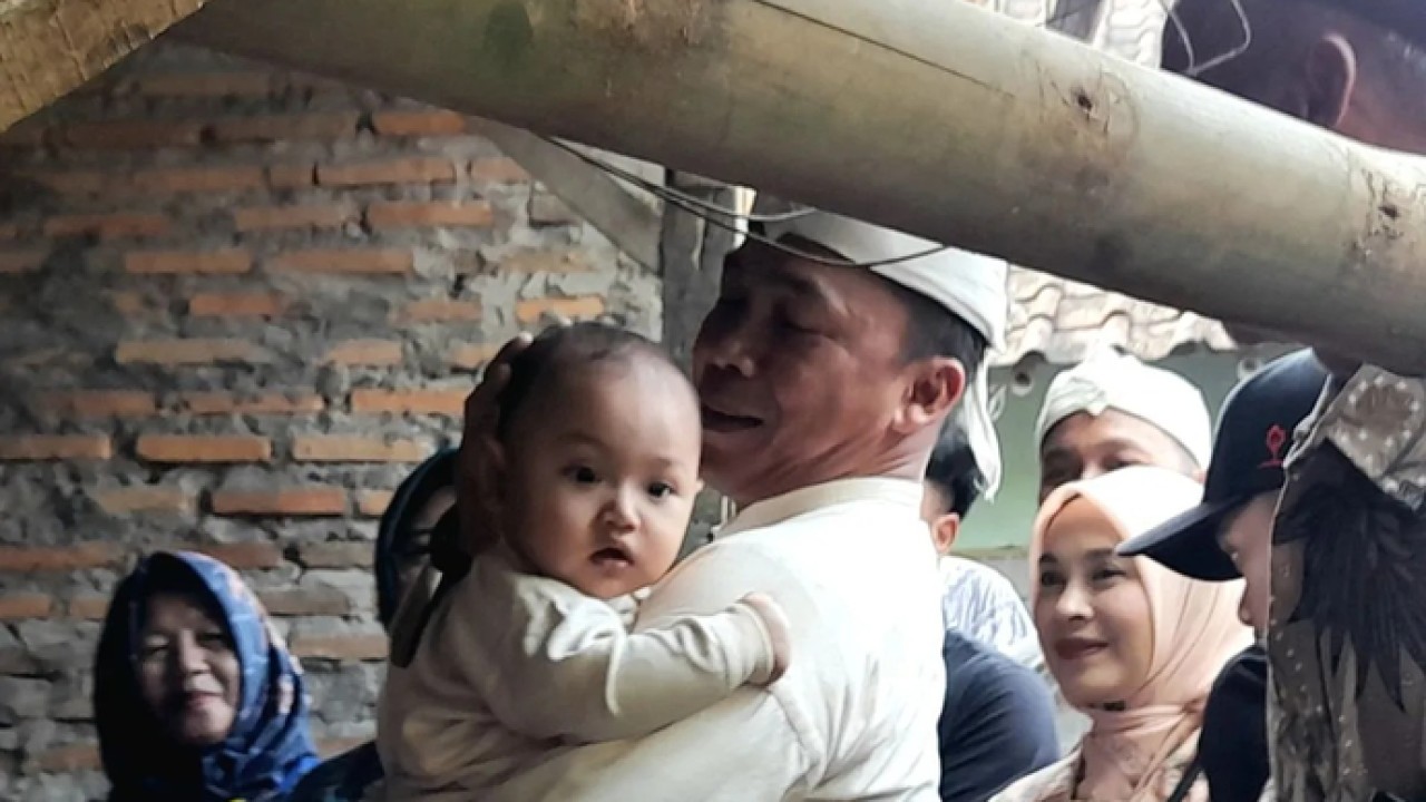 Mendukbangga/Kepala BKKBN Wihaji menggendong seorang balita dalam kunjungannya ke Lebak, Banten, dalam rangka pemantauan program prioritas nasional serta memberikan bantuan kepada keluarga berisiko stunting pada Kamis (30/4/2026). ANTARA/Lintang Budiyanti Prameswari. (Antara)