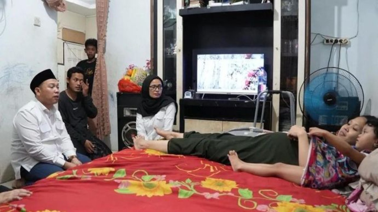 Kepala Perwakilan BKKBN Provinsi Jawa Barat Dadi Ahmad Roswandi (kiri, berkemeja putih) mengunjungi langsung korban kecelakaan KA Bekasi Timur pada Jumat (29/4/2026). Mendukbangga/Kepala BKKBN Wihaji menyatakan pihaknya memberikan layanan pemulihan trauma atau trauma healing bagi korban. ANTARA/HO-Kemendukbangga/BKKBN. (Antara)