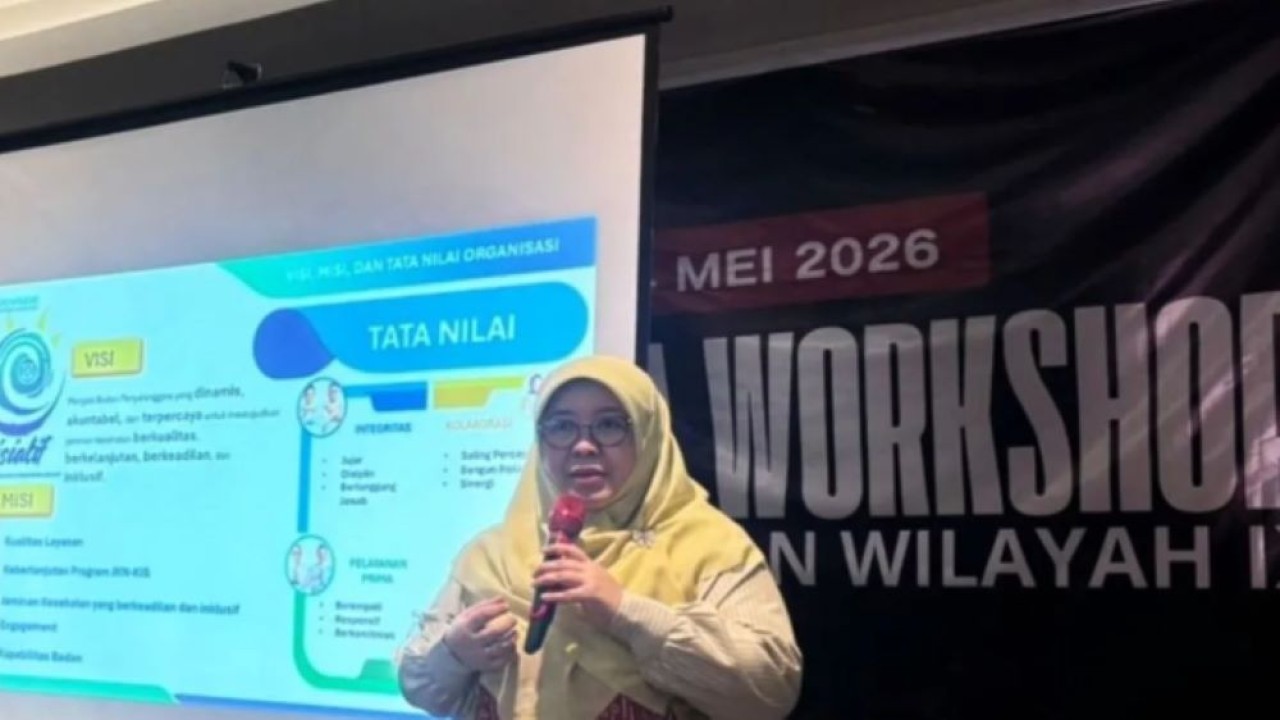 Deputi Direksi BPJS Kesehatan Wilayah IX Sulawesi Selatan, Sulawesi Barat, Sulawesi Tenggara, dan Maluku, Asyraf Mursalina menjelaskan materi pelayanan kepada wartawan saat workhsop di Makassar, Sulawesi Selatan . ANTARA/HO-BPJS Kesehatan. (Antara)