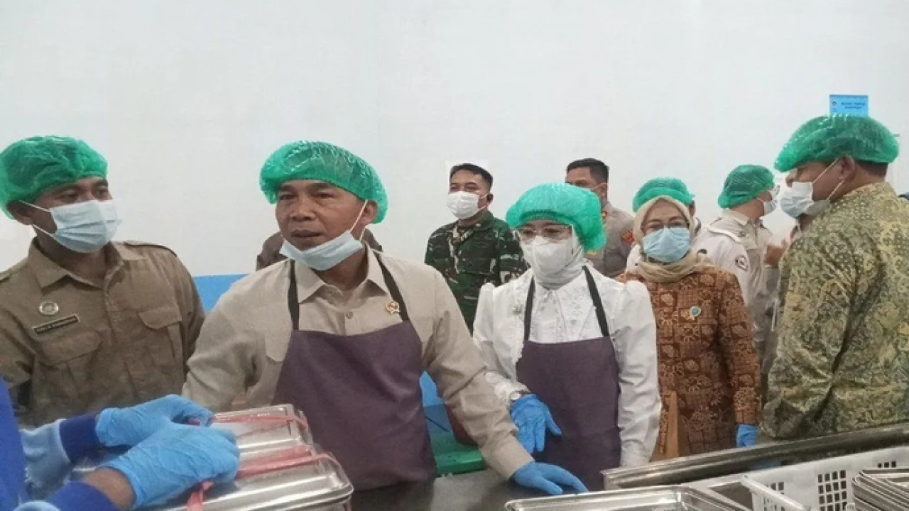 Menteri Kependudukan dan Pembangunan Keluarga (Kemendukbangga)/Kepala BKKBN Wihaji saat mengecek Program Makan Bergizi Gratis SPPG di Kabupaten Pemalang, Kamis (23/4/2026). ANTARA/Kutnadi (Antara)