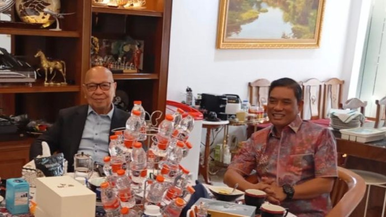 Letjen TNI (Purn) Glenny H. Kairupan (kiri) (APPMBGI)