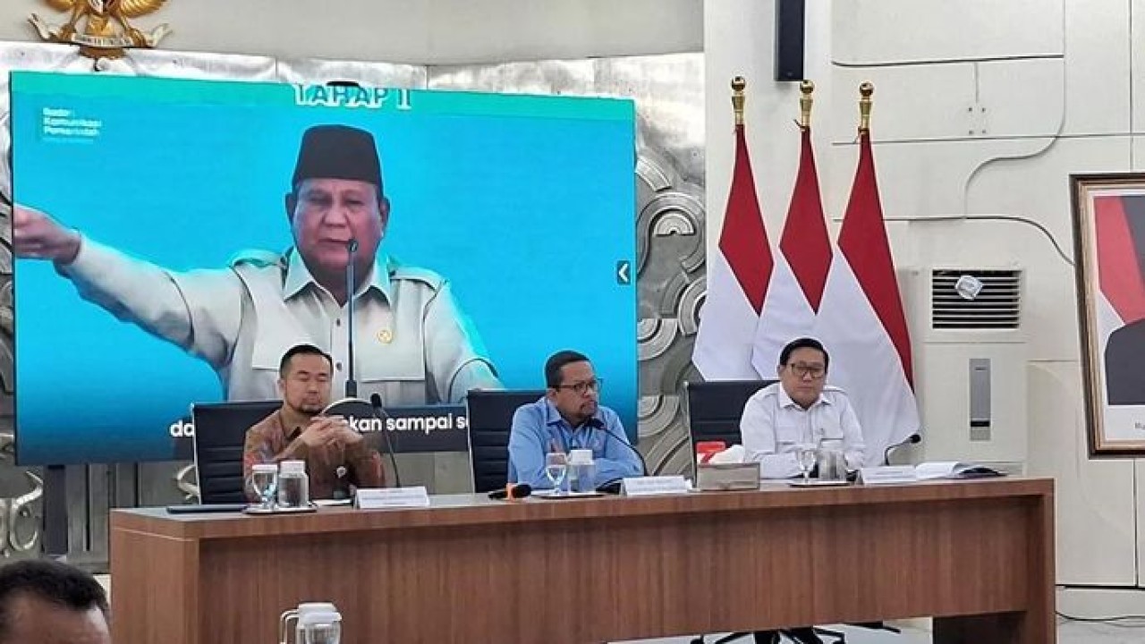Kepala Badan Komunikasi Pemerintah (Bakom) RI Muhammad Qodari (tengah) dalam konferensi pers terkait capaian Program Hasil Terbaik Cepat (PHTC) MBG dan persiapan Idul Adha di Jakarta pada Rabu (13/5/2026). ANTARA/Lintang Budiyanti Prameswari (Antara)
