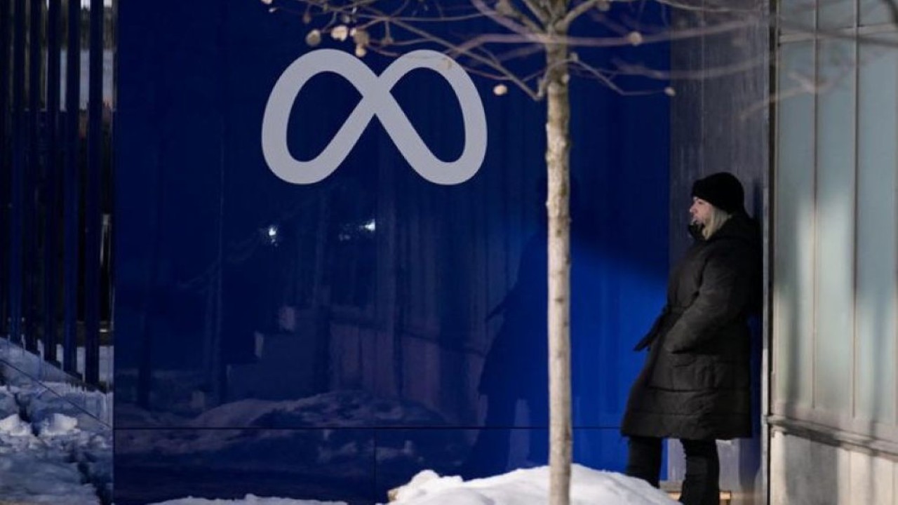 Seorang wanita berdiri di dekat logo Meta selama pertemuan tahunan Forum Ekonomi Dunia (WEF) ke-56, di Davos, Swiss, 20 Januari 2026. (Foto: REUTERS/Romina Amato)