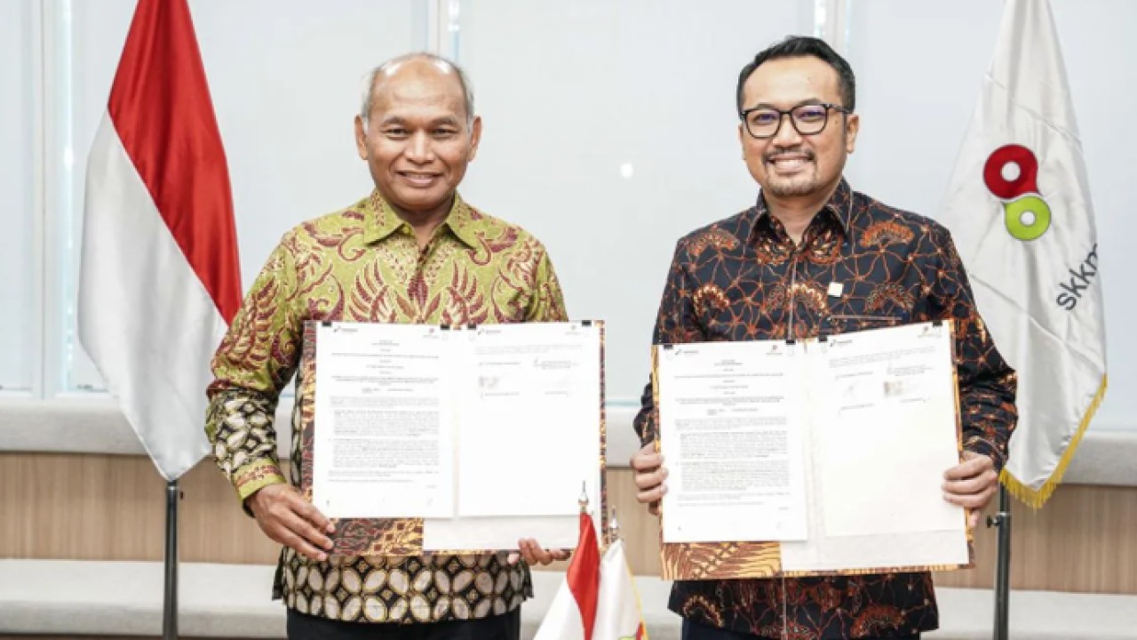 Direktur Utama PT Pertamina Patra Niaga Mars Ega Legowo Putra (kanan) dan Kepala SKK Migas Djoko Siswanto (kiri) menandatangani nota kesepahaman terkait optimalisasi penggunaan produk Pertamina sebagai produk dalam negeri guna memenuhi kebutuhan kegiatan usaha hulu minyak dan gas bumi nasional di Jakarta, Selasa (19/5/2026). ANTARA/HO-PT Pertamina Patra Niaga (Antara)