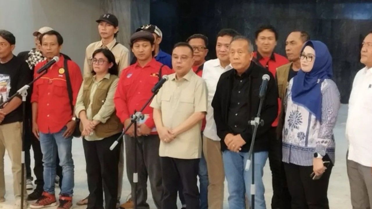 Wakil Ketua DPR RI Sufmi Dasco Ahmad bersama jajaran DPR dan aliansi Gerakan Buruh Bersama Rakyat (Gebrak) saat konferensi pers di kompleks parlemen, Jakarta, Jumat (1/5/2026). ANTARA/Bagus Ahmad Rizaldi/am. (Antara)