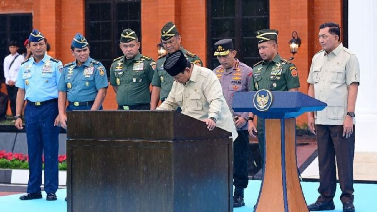 Panglima TNI Jenderal TNI Agus Subiyanto bersama Menteri Pertahanan (Menhan) Sjafrie Sjamsoeddin, Wakil Panglima TNI Jenderal TNI Tandyo Budi Revita, Kepala Staf Angkatan Darat (Kasad) Jenderal TNI Maruli Simanjuntak, Kepala Staf Angkatan Laut (Kasal) Laksamana TNI Muhammad Ali, dan Kepala Staf Angkatan Udara (Kasau) Marsekal TNI Mohamad Tonny Harjono mendampingi Presiden Prabowo Subianto meresmikan renovasi Museum dan Perpustakaan Seskoad di Bandung, Jawa Barat, Senin, 25 Mei 2026. (Foto: Puspen TNI)