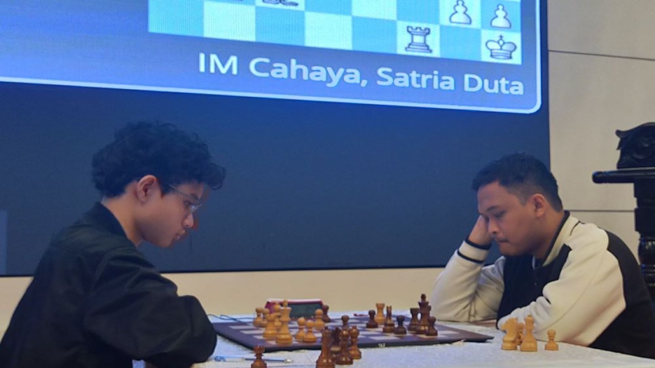 IM Satria Duta Cahaya vs IM Muhammad Lutfi Ali (kanan)