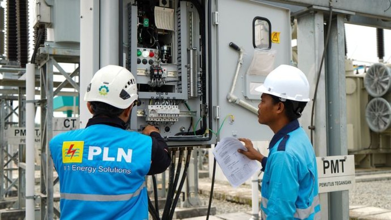 Petugas PLN