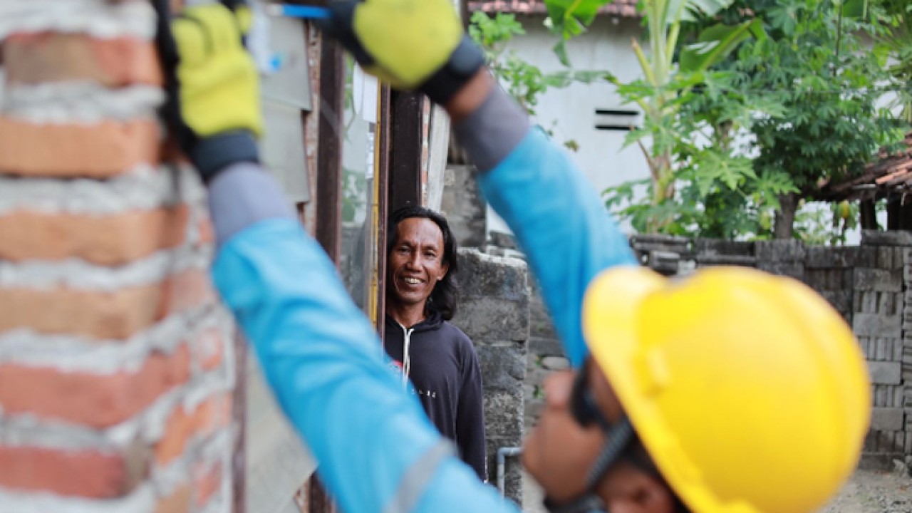 Ilustrasi petugas PLN sedang melakukan penyambungan listrik pelanggan rumah tangga di Desa Bukur, Kecamatan Sumbergempol, Kabupaten Tulungagung, Jawa Timur. Hadirnya listrik yang andal dapat menggerakkan perekonomian dan meningkatkan taraf hidup masyarakat. (Istimewa)