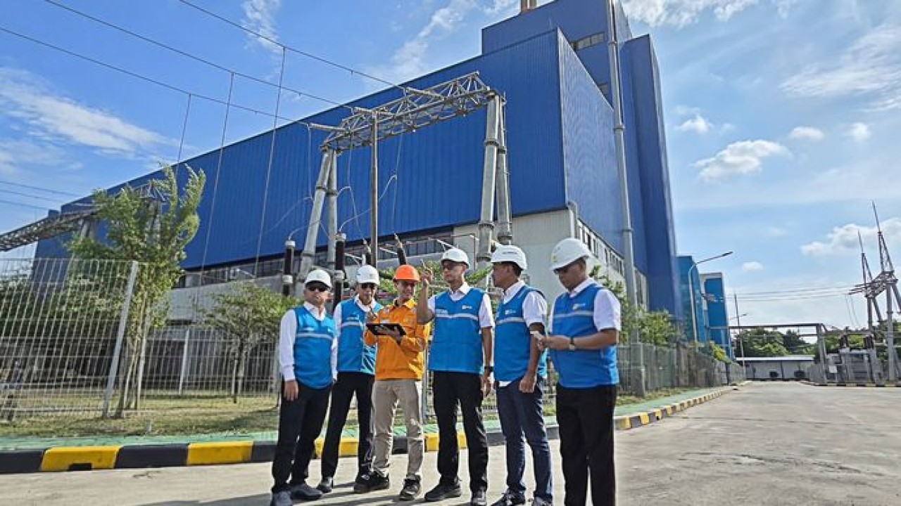 Direktur Utama PLN, Darmawan Prasodjo (ketiga dari kanan) didampingi oleh Direktur Manajemen Pembangkitan PLN, Rizal Calvary Marimbo (kiri), Direktur Transmisi dan Perencanaan Sistem PLN, Edwin Nugraha Putra (kedua dari kiri), Direktur Manajemen Proyek dan Energi Baru Terbarukan PLN, Suroso Isnandar (kanan), dan Direktur Utama PLN Nusantara Power, Ruly Firmansyah (kedua dari kanan) tengah menyimak penjelasan petugas saat meninjau langsung PLTU Tenayan di Pekanbaru, Riau, Minggu (24/5/2026). (Foto: Dok/Istimewa)