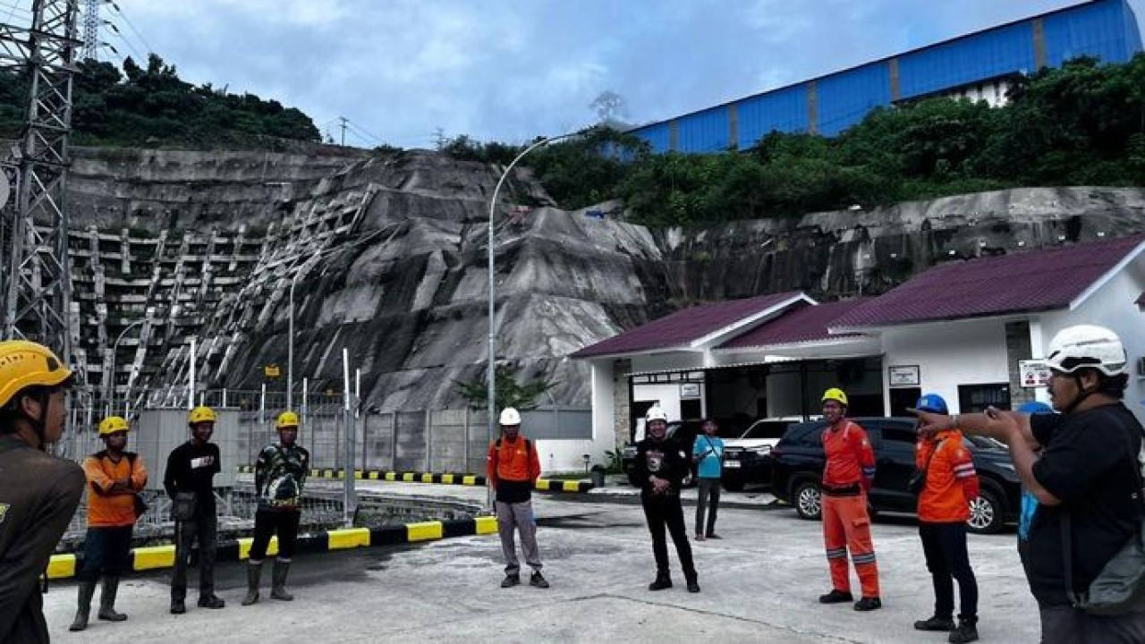 Petugas PLN bersiaga dan melakukan koordinasi di area Gardu Induk Tegangan Ekstra Tinggi (GITET) New Aur Duri, Kabupaten Muaro Jambi, Jambi