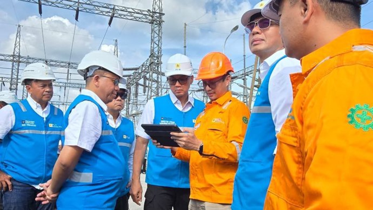 Direktur Utama PLN, Darmawan Prasodjo (tengah) didampingi oleh Direktur Manajemen Pembangkitan PLN, Rizal Calvary Marimbo (ketiga dari kiri), Direktur Manajemen Proyek dan Energi Baru Terbarukan PLN, Suroso Isnandar (kedua dari kiri), Direktur Utama PLN Nusantara Power, Ruly Firmansyah (kiri), dan Direktur Transmisi dan Perencanaan Sistem PLN, Edwin Nugraha Putra (kedua dari kanan), saat mengawal langsung kesiapan operasional PLTU Tenayan di Pekanbaru, Riau, pada Minggu (24/5), yang menjadi salah satu penopang sistem kelistrikan Sumatra. (PLN)