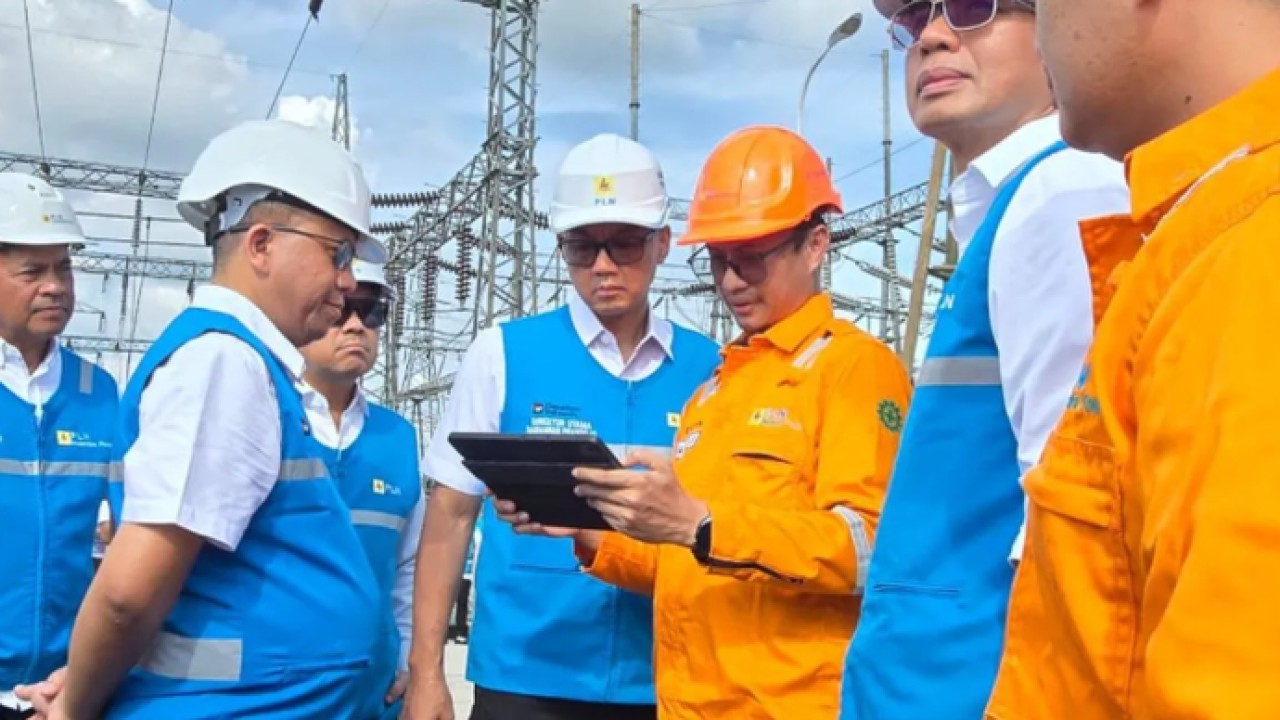 Direktur Utama PLN, Darmawan Prasodjo (tengah) didampingi oleh Direktur Manajemen Pembangkitan PLN, Rizal Calvary Marimbo (ketiga dari kiri), Direktur Manajemen Proyek dan Energi Baru Terbarukan PLN, Suroso Isnandar (kedua dari kiri), Direktur Utama PLN Nusantara Power, Ruly Firmansyah (kiri), dan Direktur Transmisi dan Perencanaan Sistem PLN, Edwin Nugraha Putra (kedua dari kanan), saat mengawal langsung kesiapan operasional PLTU Tenayan di Pekanbaru, Riau, pada Minggu (24/5), yang menjadi salah satu penopang sistem kelistrikan Sumatra. (ANTARA/HO-PLN) (Antara)