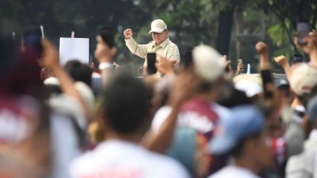 Presiden Prabowo Subianto menyapa massa buruh dari mobil kepresidenan saat menuju lokasi peringatan Hari Buruh Internasional atau May Day 2026 di kawasan Monumen Nasional (Monas), Jakarta, Jumat (1/5/2026). Kehadiran Presiden Prabowo dalam peringatan May Day tersebut merupakan kedua kalinya sepanjang dua tahun pemerintahannya. ANTARA FOTO/M Risyal Hidayat/app/nz (Antara)
