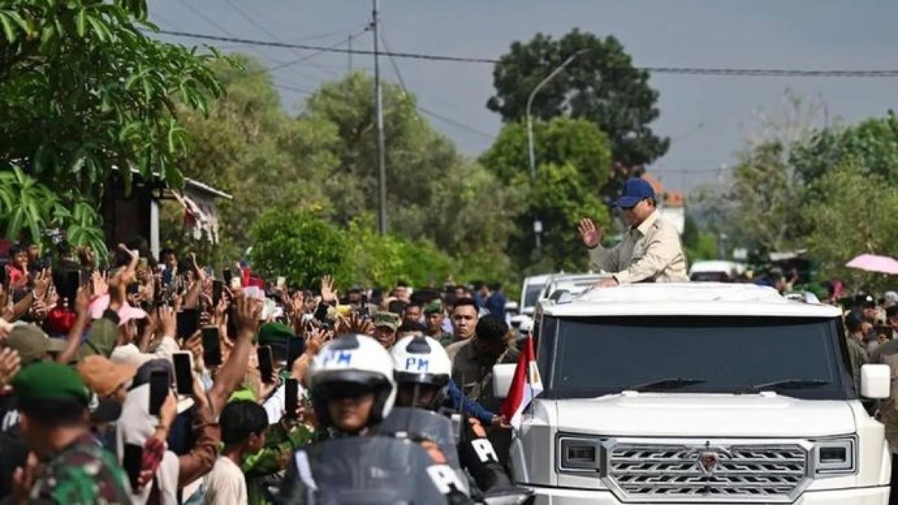 Presiden Prabowo Subianto (kanan) menyapa masyarakat dari atap mobil kepresidenan Maung Garuda saat tiba di lokasi acara peluncuran 1.061 gerai Koperasi Desa/Kelurahan Merah Putih (KDKMP) di Kabupaten Nganjuk, Jawa Timur, Sabtu 16 Mei 2026. ANTARA/HO-BPMI Sekretariat Presiden/pri. (Antara)