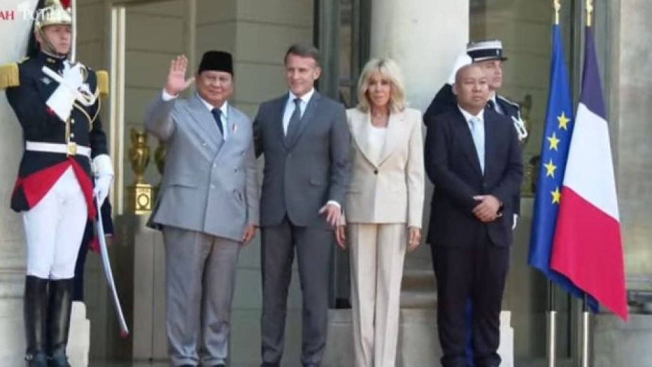Momen Macron dan Istri Sambut Hangat Kedatangan Prabowo-Didit di Istana Elysee Prancis (Tangkapan Layar Yotube Sekretariat Presiden)
