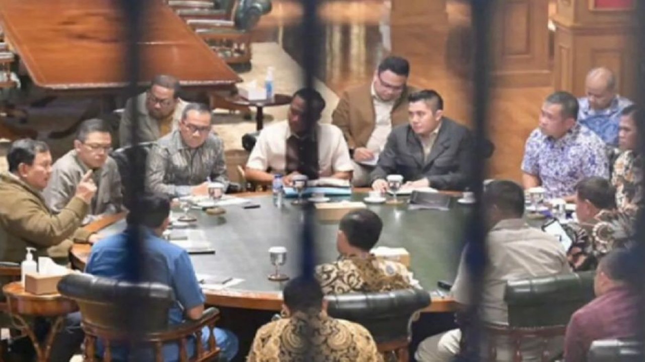 Presiden Prabowo Subianto (kanan) memimpin rapat terbatas dengan sejumlah jajaran Kabinet Merah Putih di kediamannya di Hambalang, Bogor, Jawa Barat, Sabtu (2/5/2026). (Foto: ANTARA/HO-Instagram-sekretariat.kabinet/pri)