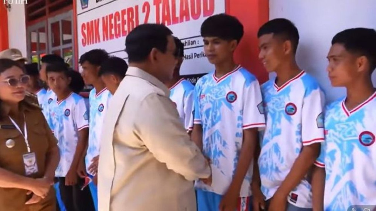 Presiden Prabowo Subianto meninjau SMKN 2 Talaud di Pulau Miangas, Sabtu, 9 Mei 2026. (Foto: YouTube Sekretariat Presiden)