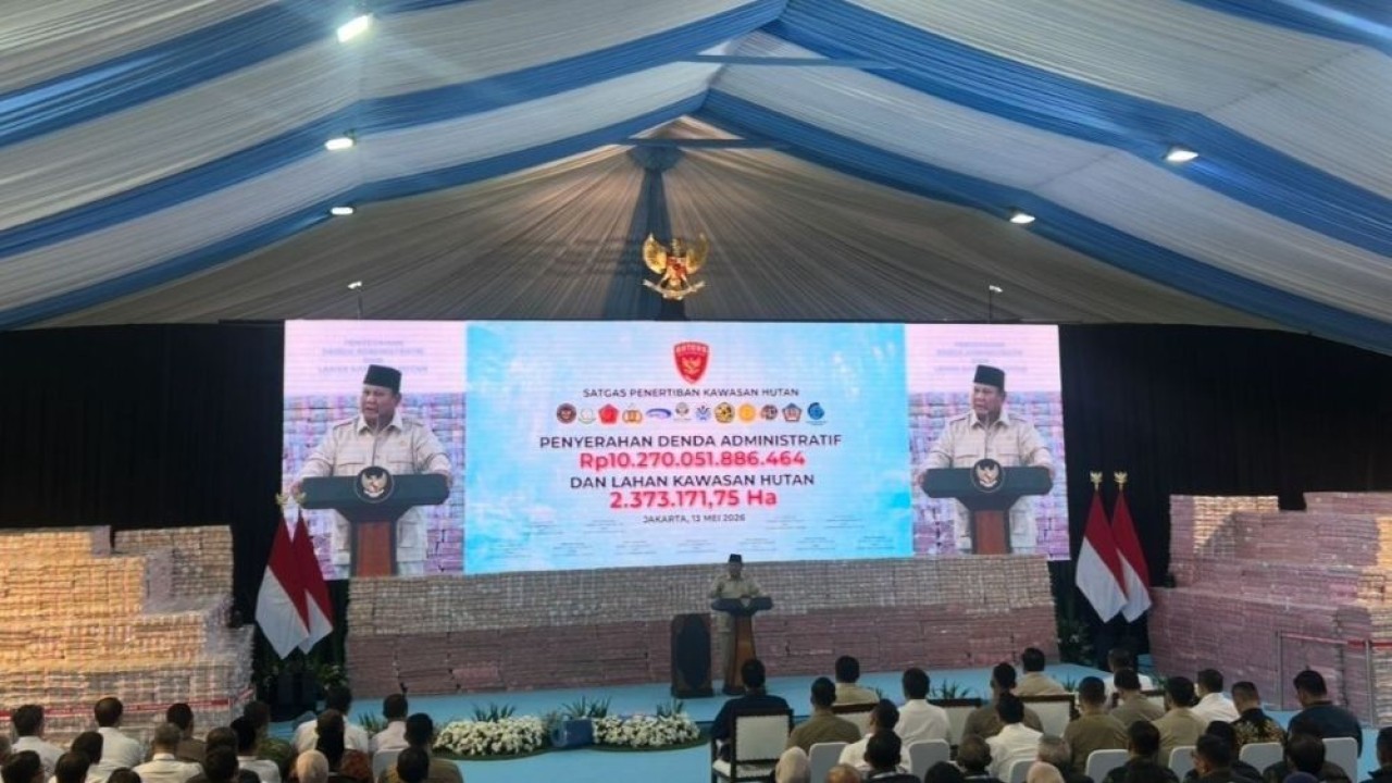 Momen Presiden Prabowo Subianto berpidato di hadapan gunungan uang tunai Rp10,2 triliun hasil kerja Satgas PKH. (Foto: NTVnews)