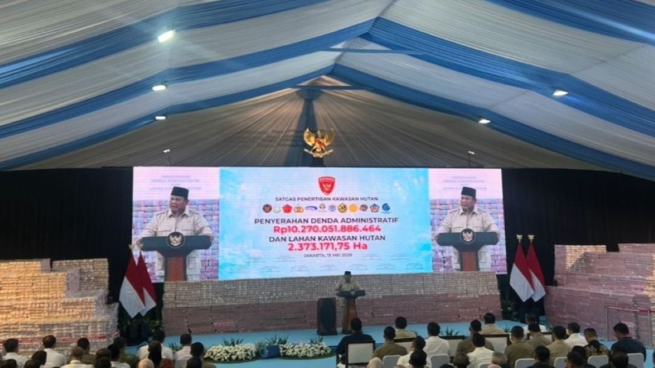 Presiden Prabowo Subianto berpidato pada acara Penyerahan Denda Administratif dan Lahan Kawasan Hutan yang diselenggarakan di Kompleks Kejaksaan Agung Republik Indonesia, Jakarta, Rabu, 13 Mei 2026. (Foto: Istimewa)