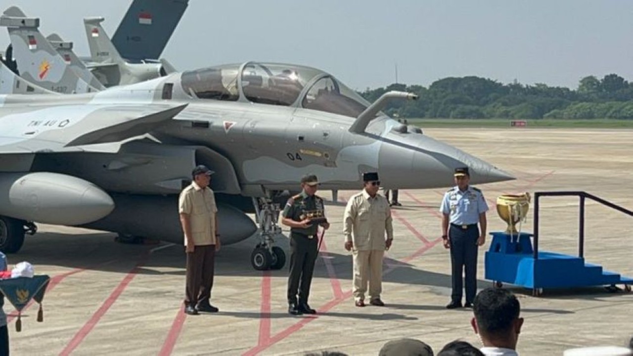 Presiden Prabowo Subianto menghadiri agenda penyerahan sejumlah alutsista strategis kepada TNI dalam sebuah seremoni yang digelar di Base Ops Lanud Halim Perdana Kusuma. (Foto: NTVnews)