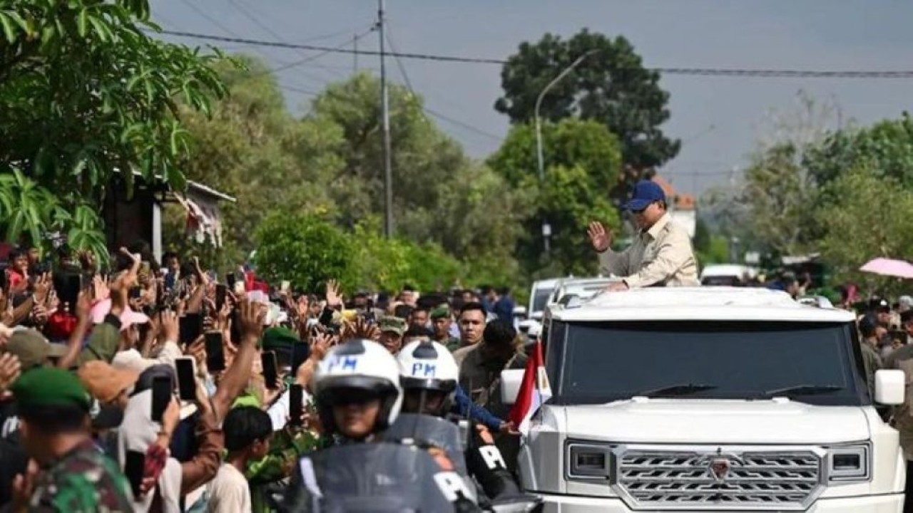 Presiden Prabowo Subianto (kanan) menyapa masyarakat dari atap mobil kepresidenan Maung Garuda saat tiba di lokasi acara peluncuran 1.061 gerai Koperasi Desa/Kelurahan Merah Putih (KDKMP) di Kabupaten Nganjuk, Jawa Timur, Sabtu 16 Mei 2026. (Foto: ANTARA/HO-BPMI Sekretariat Presiden/pri)