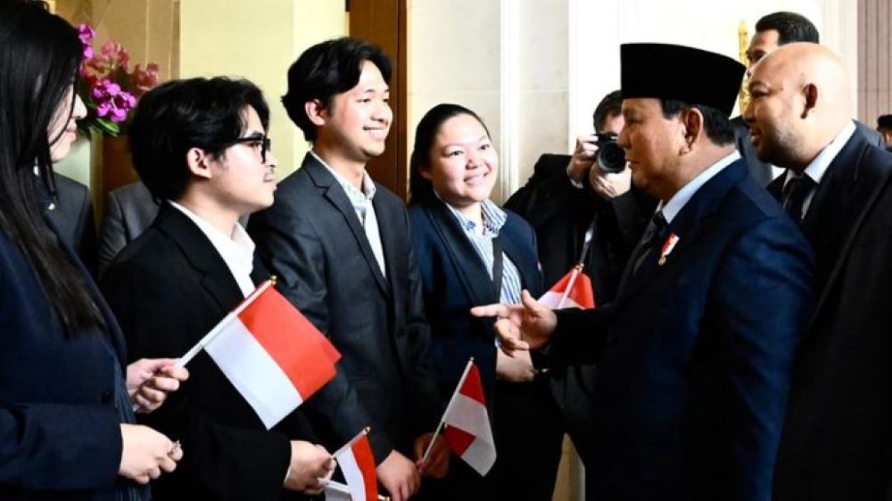 Ratusan warga negara Indonesia (WNI) sambut kedatangan Presiden Prabowo Subianto di Paris dengan penuh antusias. (Foto: Sekretariat Presiden)