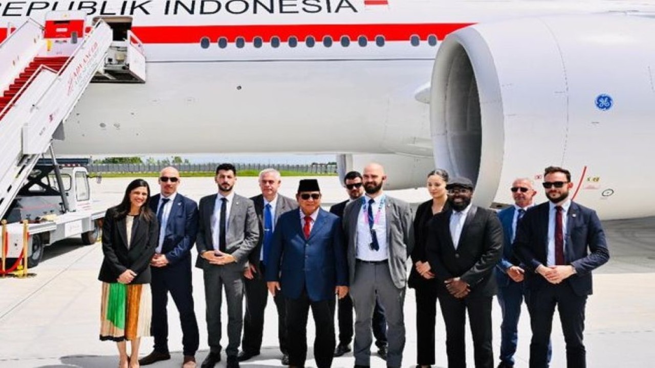 Presiden Prabowo Subianto mengabadikan momen hangat bersama pengawal Prancis. (Foto: Sekretariat Presiden)