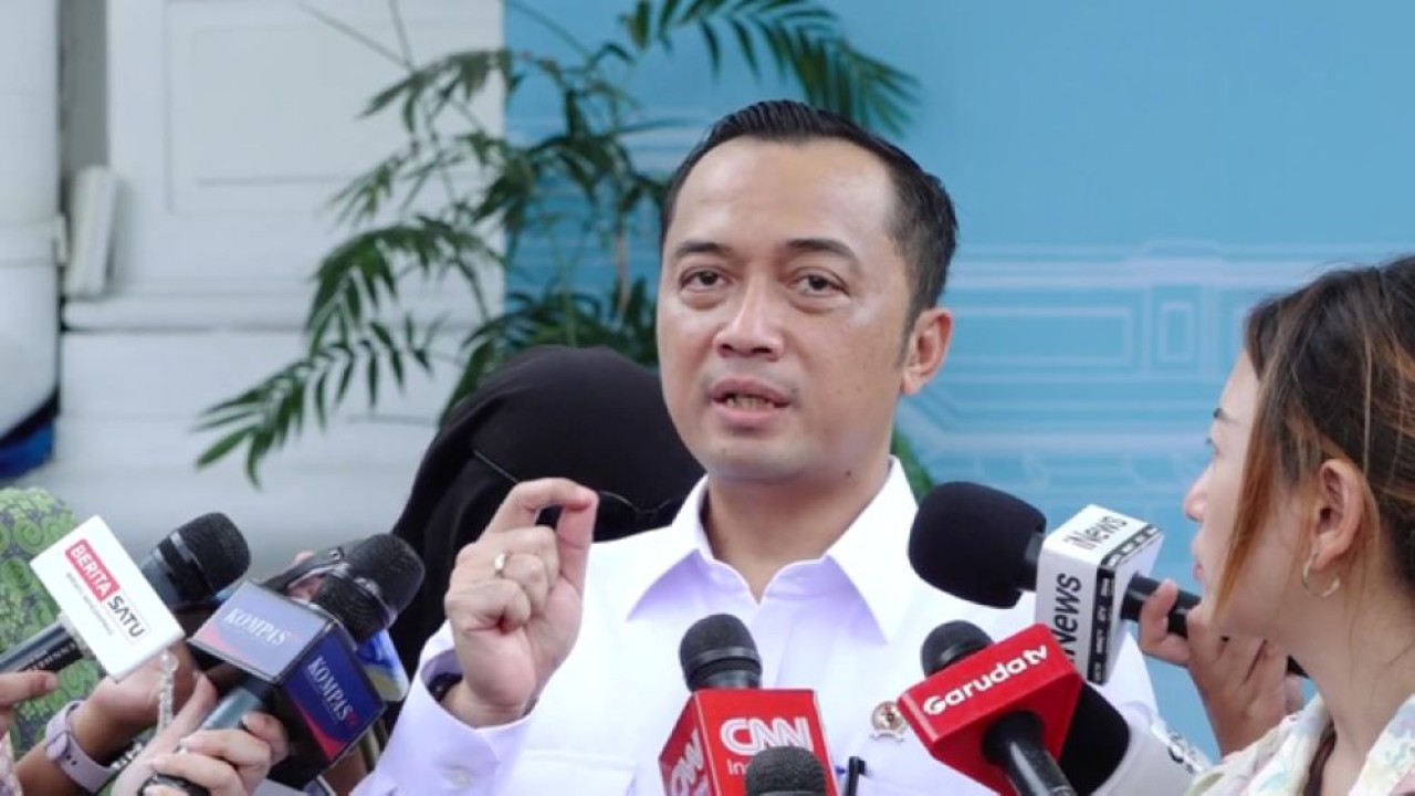 Menteri Sekretaris Negara (Mensesneg) Prasetyo Hadi memberikan keterangan kepada awak media di Jakarta terkait upaya pemerintah mendorong penggunaan transportasi publik dan efisiensi energi di tengah tantangan global. (Foto: Bakom)
