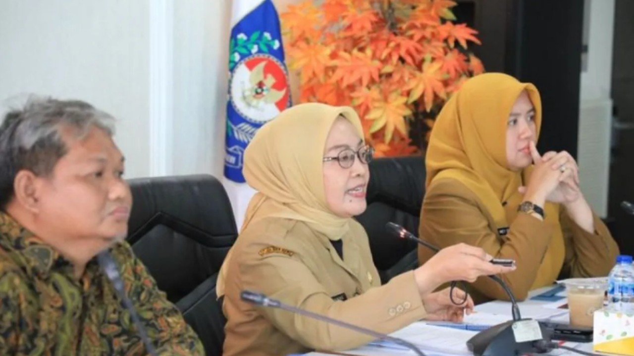 Sekretaris Direktorat Jenderal Bina Administrasi Kewilayahan (Sesditjen Bina Adwil) Kementerian Dalam Negeri Sri Purwaningsih (tengah). (ANTARA/HO-Kemendagri) (Antara)