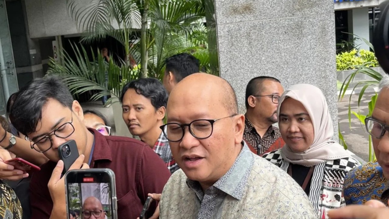 CEO Badan Pengelola Investasi Daya Anagata Nusantara (Danantara Indonesia) Rosan Roeslani menanggapi pertanyaan awak media di Kantor Kementerian Investasi dan Hilirisasi/Kepala Badan Koordinasi Penanaman Modal (BKPM) RI, Jakarta, Kamis 23 April 2026. (ANTARA/Arnidhya Nur Zhafira) (Antara)