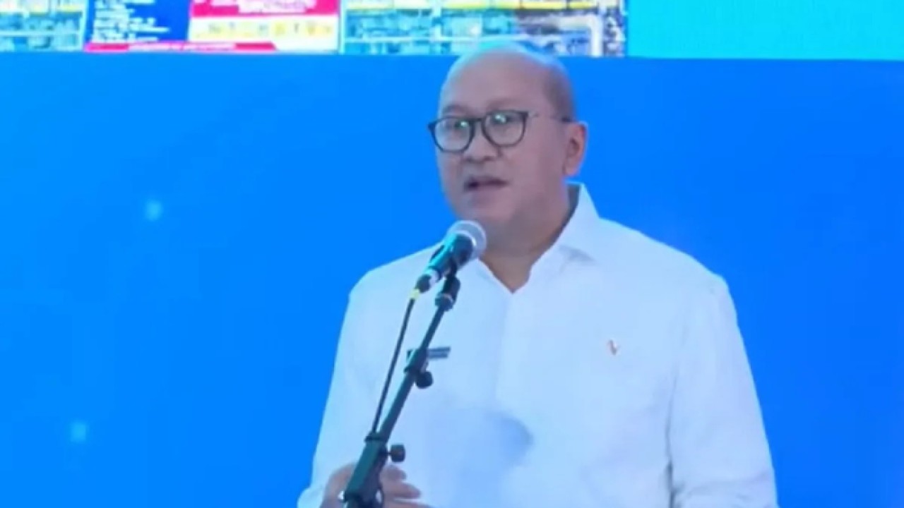 Pemerintah terus mendorong percepatan hilirisasi industri nasional melalui pelaksanaan proyek strategis tahap kedua. Menteri Investasi dan Hilirisasi sekaligus CEO Danantara, Rosan Perkasa Roeslani, menyampaikan bahwa salah satu fokus utama adalah pembangunan fasilitas kilang gasoline di Cilacap dan Dumai guna memperkuat ketahanan energi nasional. (Antara)