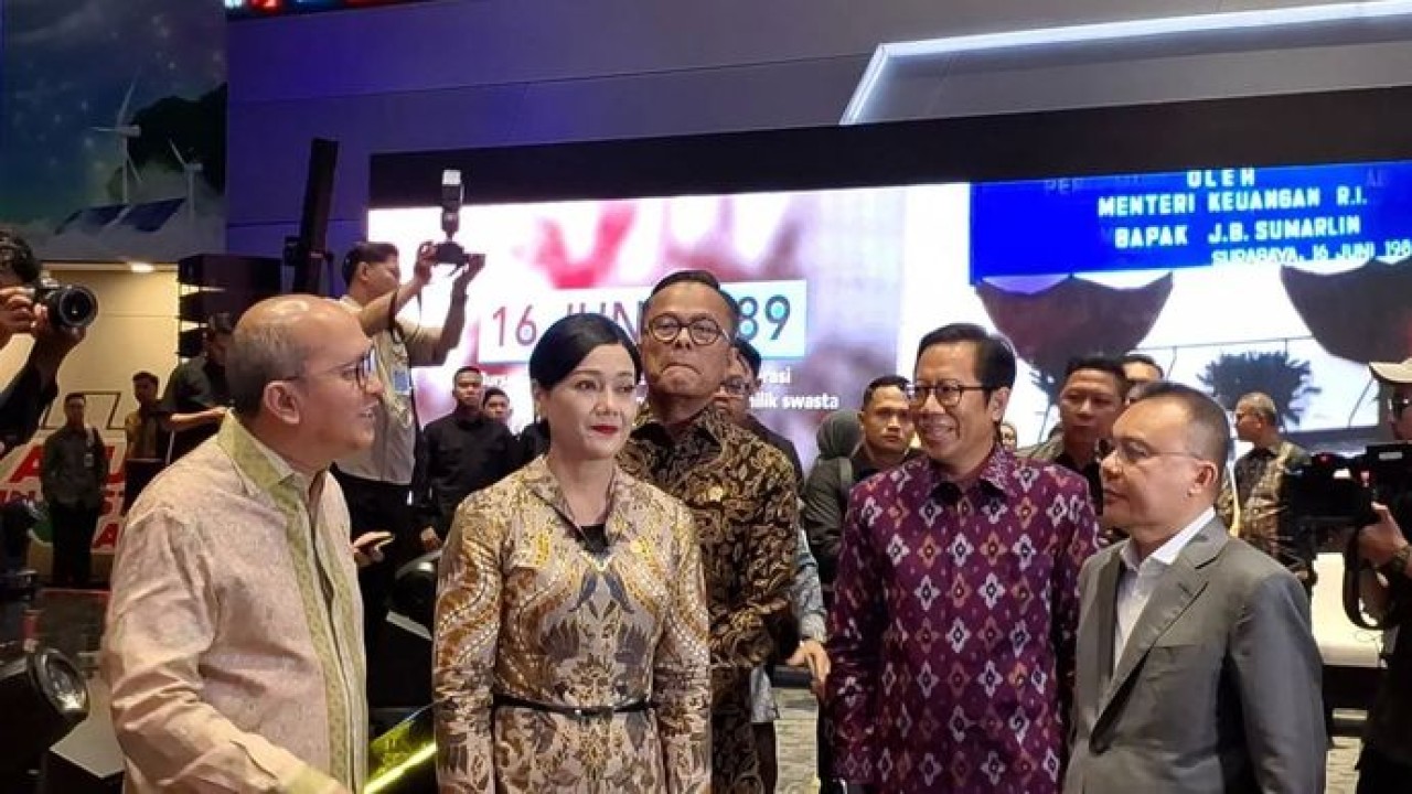 (kiri-kanan) CEO Danantara Rosan Roeslani, Ketua Dewan Komisioner Otoritas Jasa Keuangan (OJK) Friderica Widyasari Dewi, Chief Operating Officer (COO) Danantara Dony Oskaria, Direktur Penilaian Perusahaan BEI I Gede Nyoman Yetna dan Wakil Ketua DPR RI Sufmi Dasco Ahmad berkunjung ke area Main Hall PT Bursa Efek Indonesia (BEI), Jakarta, Selasa 19 Mei 2026. (ANTARA/ Muhammad Heriyanto) (Antara)