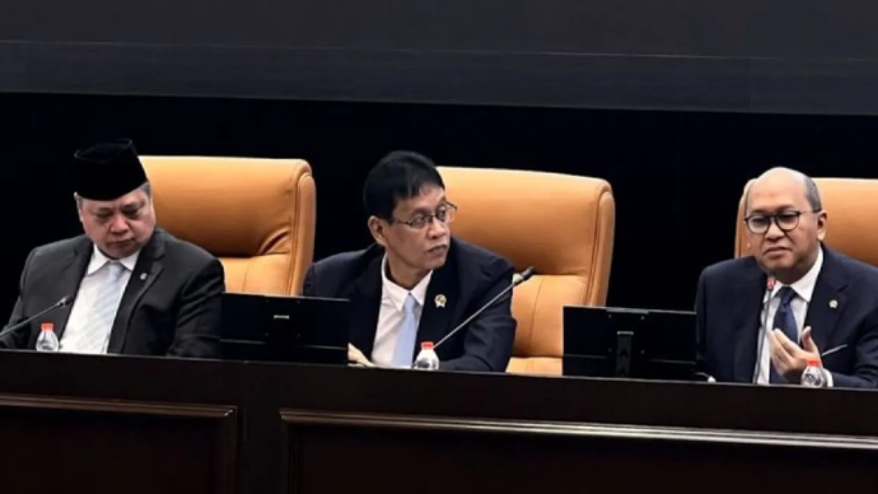 Chief Executive Officer (CEO) Danantara Indonesia Rosan Roeslani (kanan), Menteri Koordinator (Menko) Bidang Perekonomian Airlangga Hartarto (kiri), dan Menteri Keuangan Purbaya Yudhi Sadewa (tengah) dalam Konferensi Pers Pemerintah Penyampaian Kerangka Ekonomi Makro (KEM) dan Pokok-Pokok Kebijakan Fiskal (PPKF) Tahun Anggaran 2027 di Jakarta, Rabu (20/6-2026). ANTARA/Harianto (Antara)
