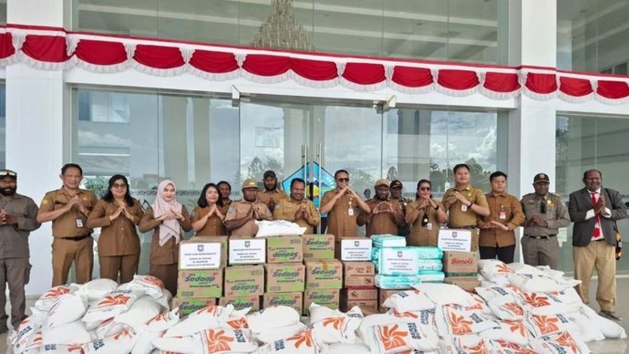 Kasubdit Kewaspadaan Dini dan Kerja Sama Intelijen Direktorat Jenderal Politik dan Pemerintahan Umum (Ditjen Polpum) Kemendagri RI Theophilus Lukas Ayomi menyerahkan bantuan yang diterima oleh Asisten III Bidang Administrasi Umum Setda Kabupaten Jayawijaya, Lekius Yikwa di kantor Bupati Jayawijaya. ANTARA/HO-Humas Pemkab Jayawijaya. (Antara)